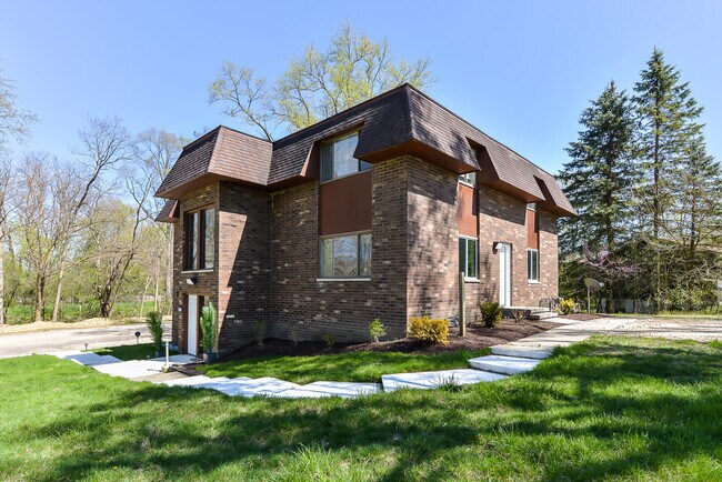 Building Photo - 9275 Brookside Dr