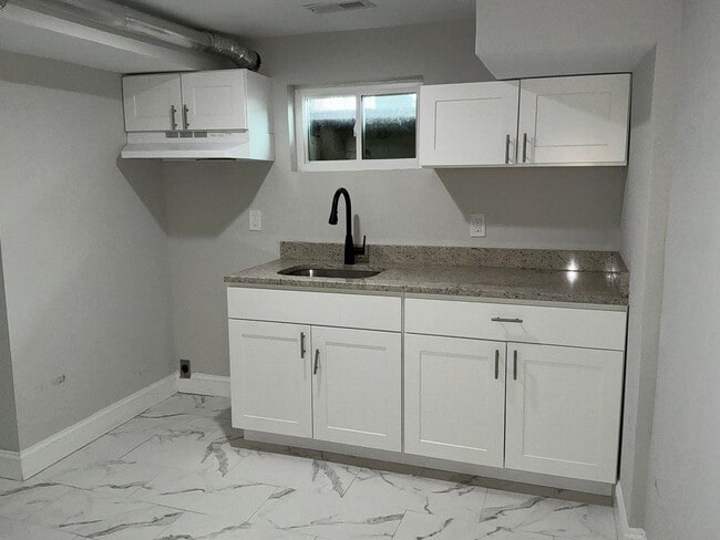 Building Photo - Fully updated 4BR 3BA single family rambler in Twinbrook Forest