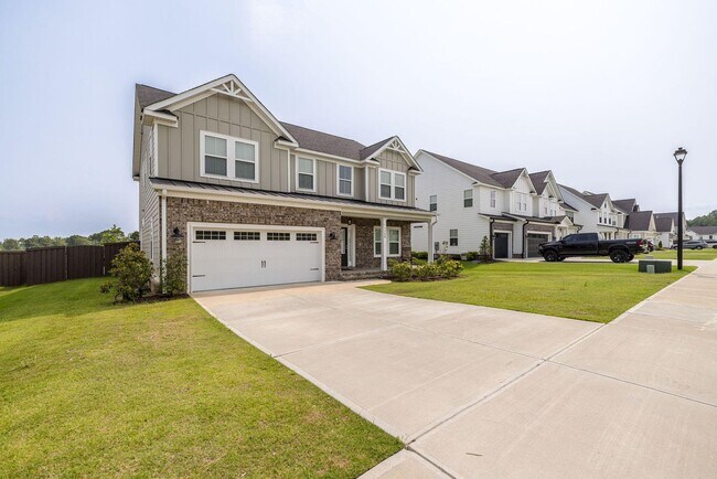 Building Photo - Like New Home in Evans