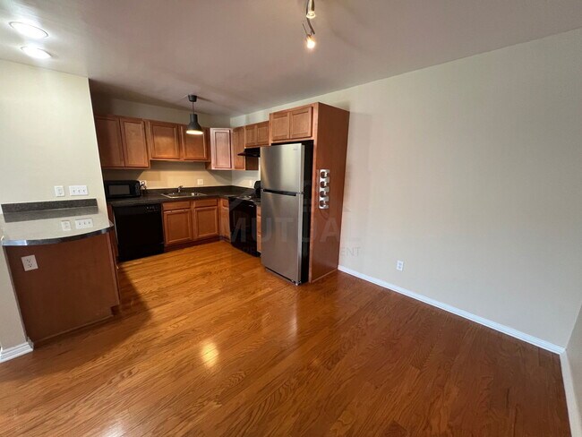 Building Photo - 2440 Parmenter Blvd