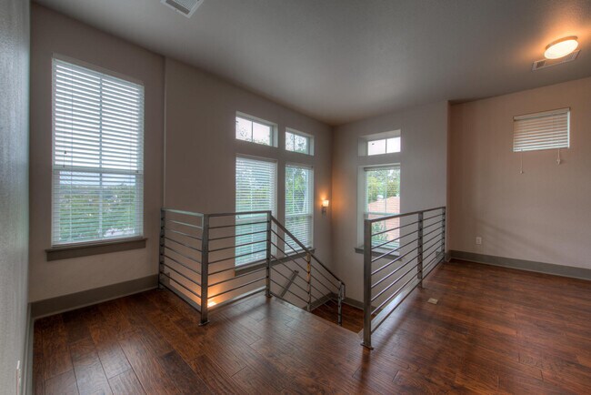 Building Photo - 3110 Grandview St