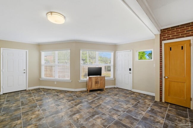 Building Photo - 1618 W Garden St