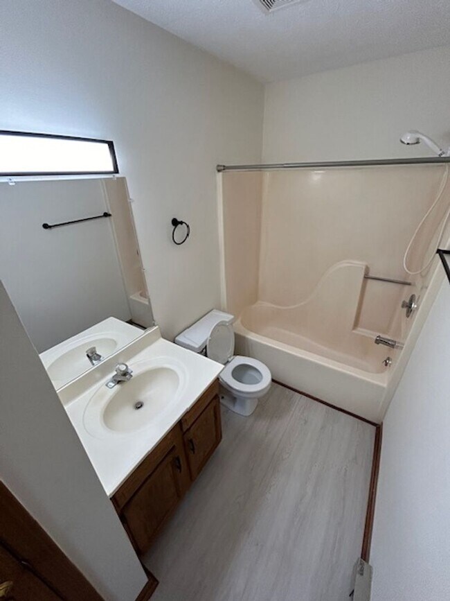 Building Photo - Black Friday Move-in Special! Up to $500 off!