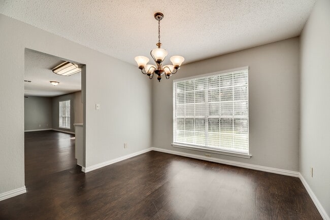 Building Photo - 4/2/2 in well established neighborhood