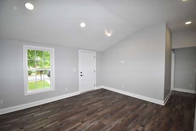 Building Photo - 2 Bedroom Home For Rent Near APSU!
