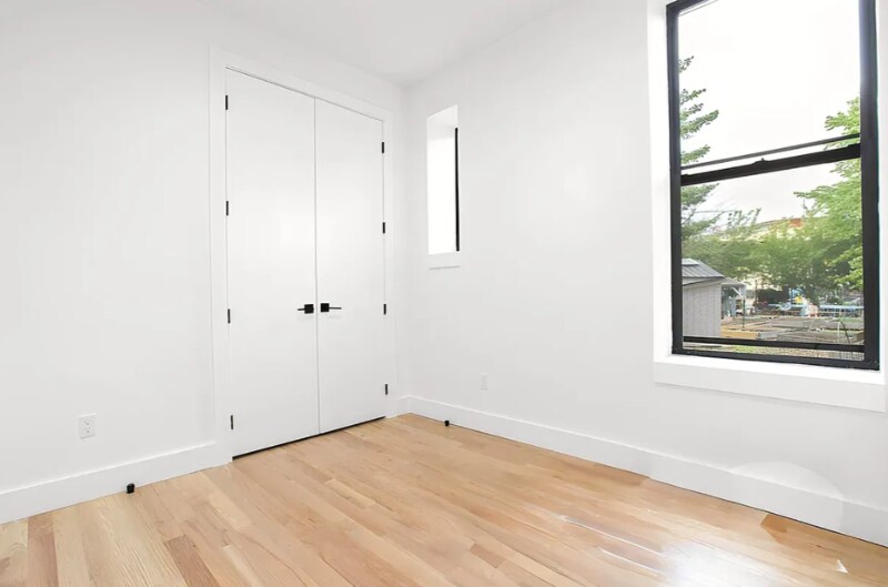 Primary Photo - 1027 Putnam Ave