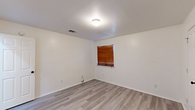 Building Photo - PRICE IMPROVEMENT IN WHITE ROCK $1,995!!!!