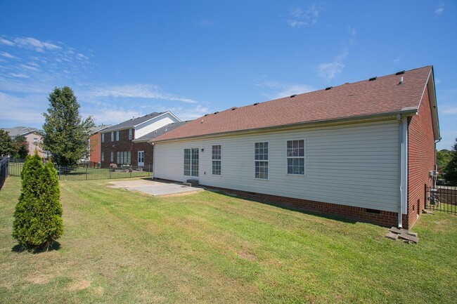 Building Photo - Charming Hendersonville Home!