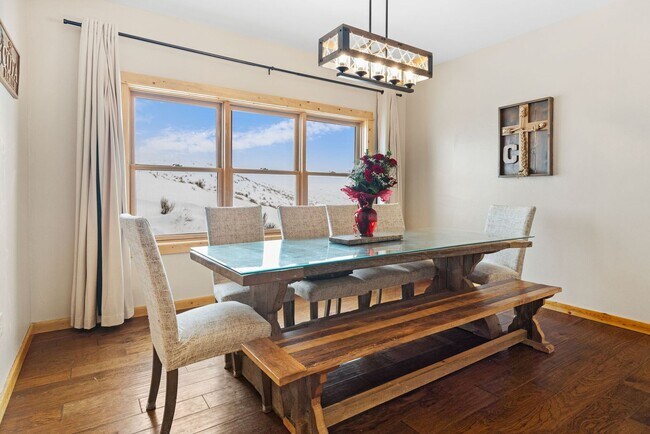 Building Photo - Spacious 6-bedroom, 4.5-bathroom home is i...