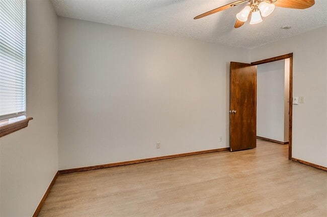 Building Photo - 1204 N Crawford Ave