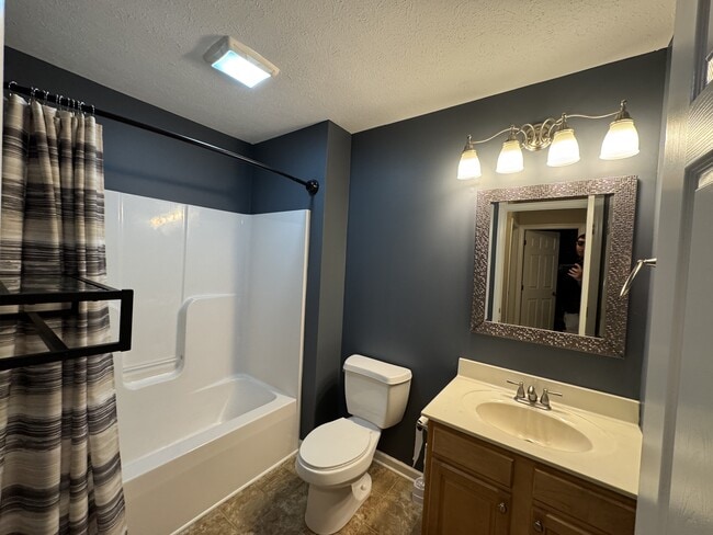 Building Photo - 822 Quadrilla St