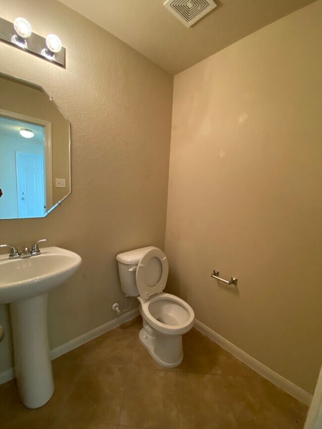 Building Photo - Move In Ready Home in Wolf Creek!