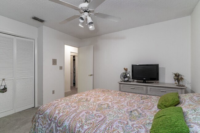Building Photo - Gorgeous 2/2 condo at Indian Shores