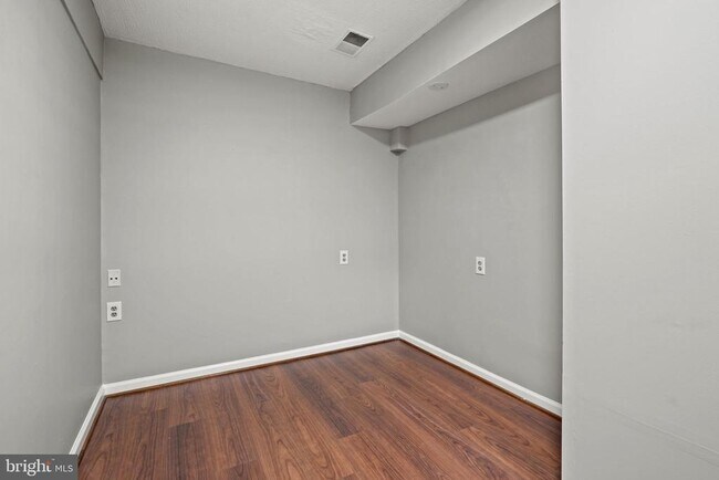 Building Photo - 5863 Jackson Oak Ct