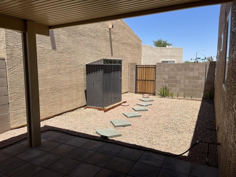 Building Photo - 2300 E Magma Rd