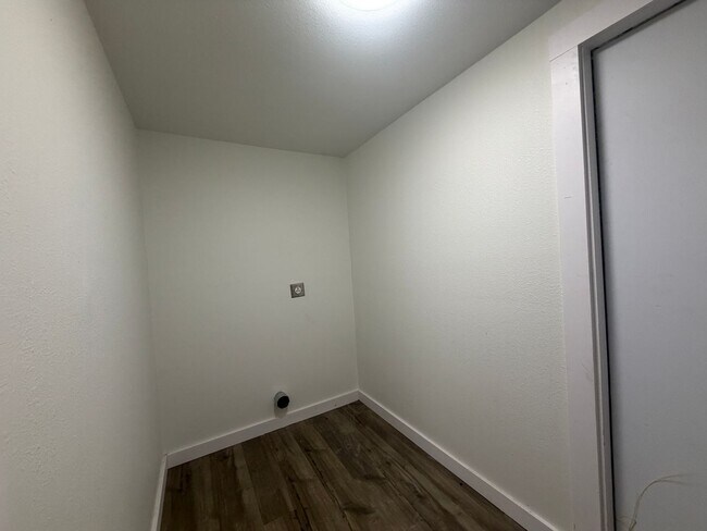 Building Photo - THREE BEDROOM ONE BATH