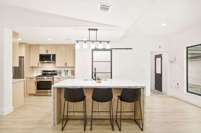 Building Photo - 3327 Freshmeadows Dr