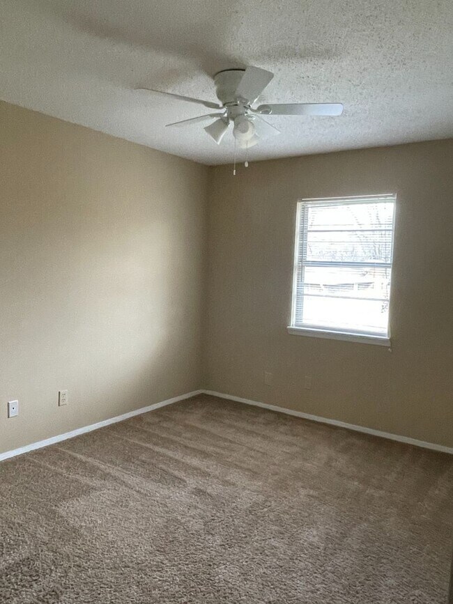 Building Photo - 295/297 Chris Dr.