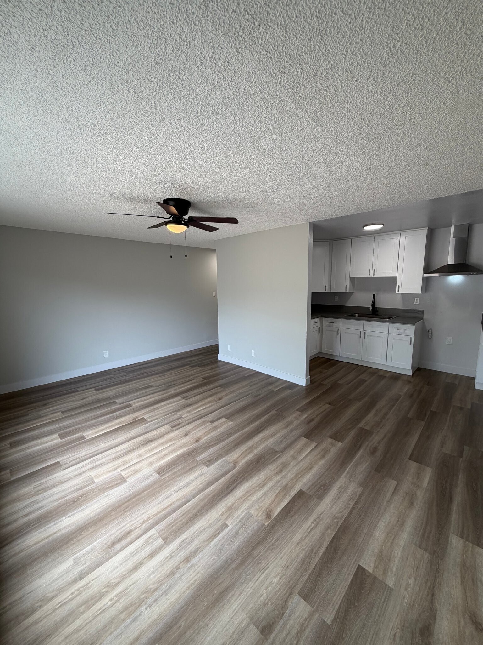 Building Photo - 1207 W 39th Pl