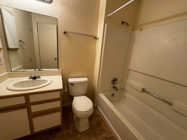 Building Photo - Great 3BR Home Near Cottonwood Mall!!