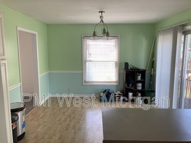 Building Photo - 1013 Worcester Dr NE