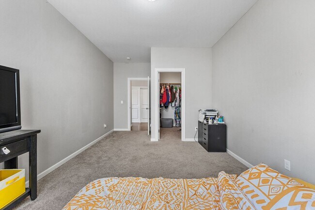 Building Photo - 5-bed, 3-bath Home in Scenic West Salem