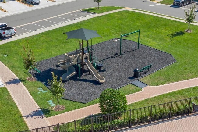 Building Photo - 2803 Maloof Dr