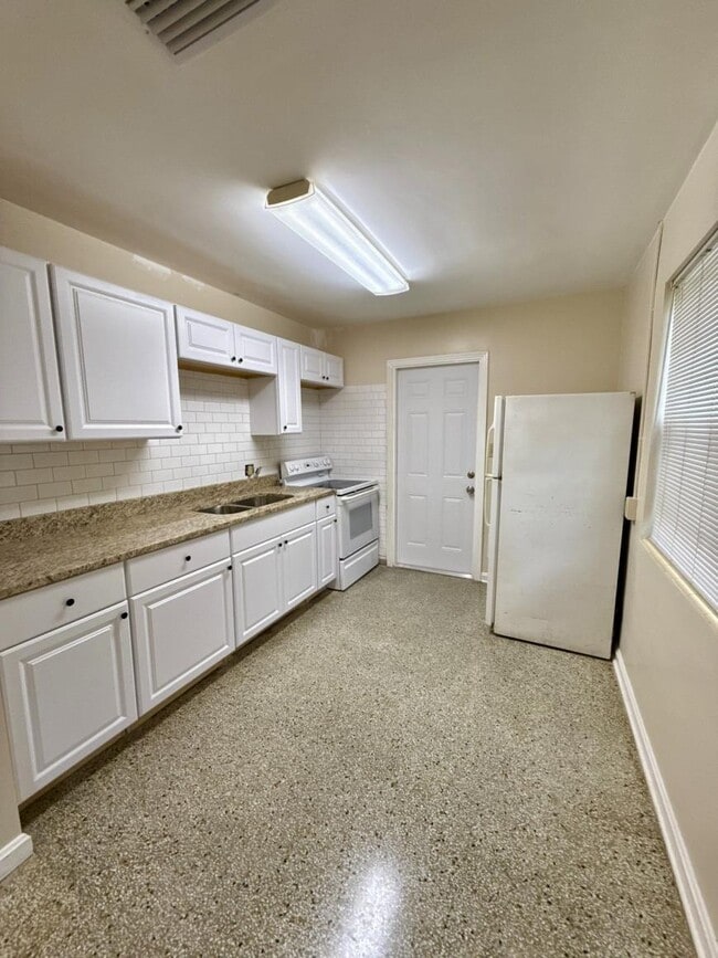 Building Photo - 2 bedroom in Jacksonville FL 32207