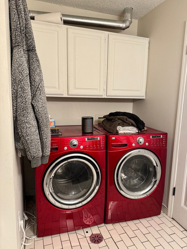 Washer/dryer in bathroom - 92 E Rosebud Ave