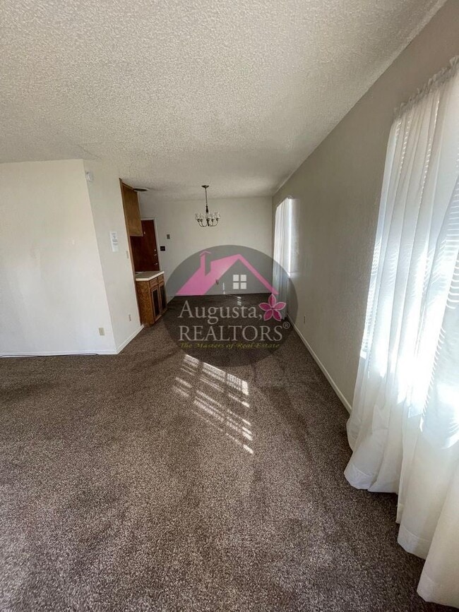 Building Photo - Southside Duplex with Covered Parking-Great location