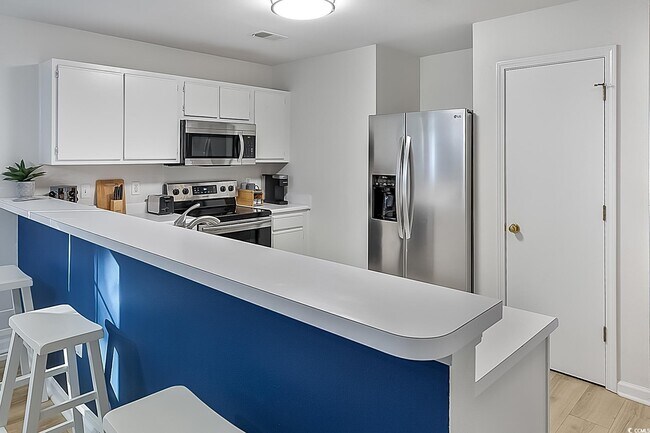 Building Photo - 1204 River Oaks Dr