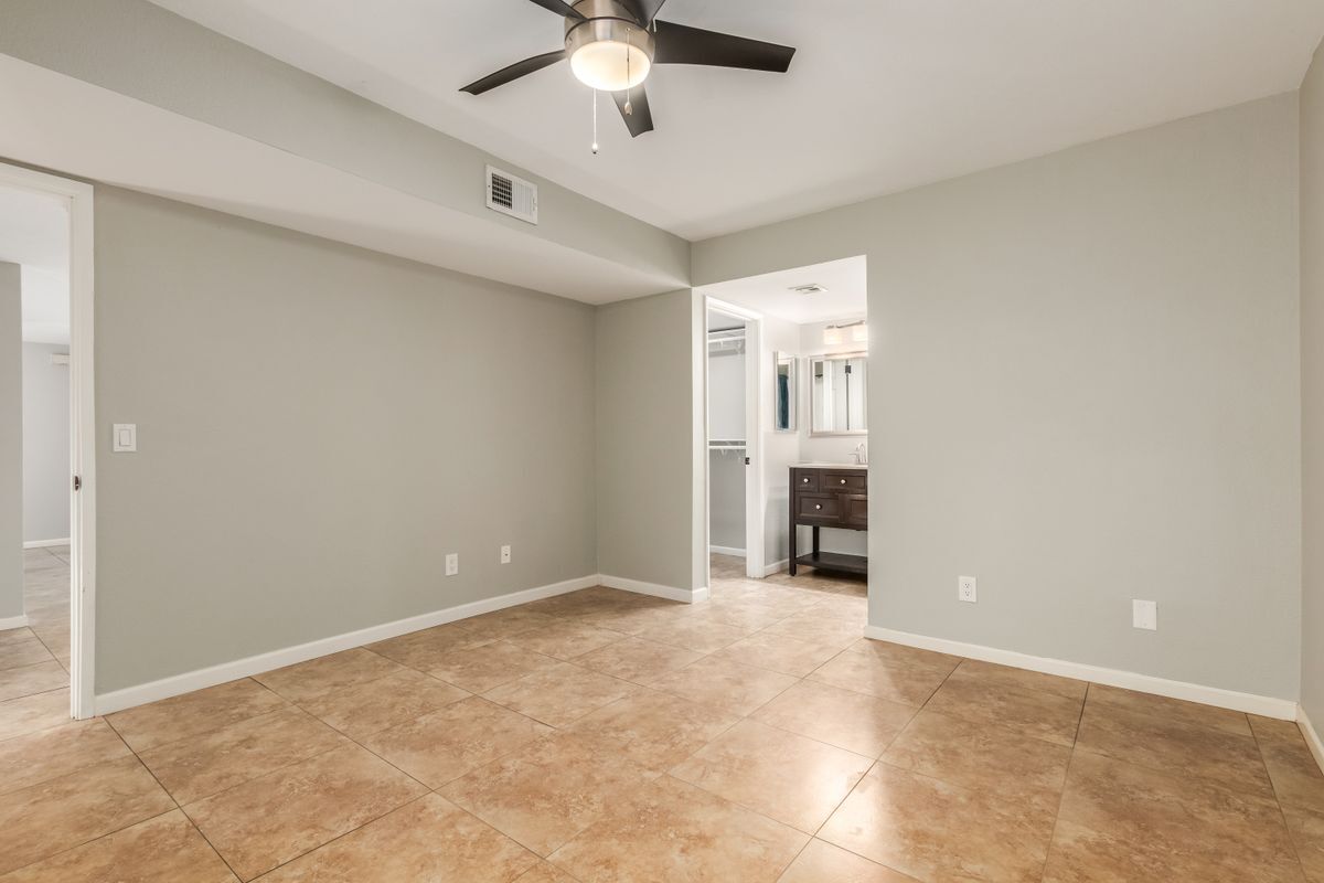 Building Photo - 850 S River Dr