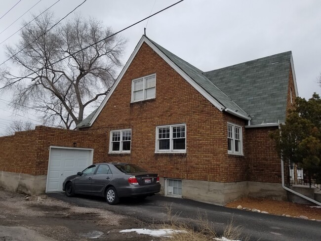 Building Photo - 424 W Benton St