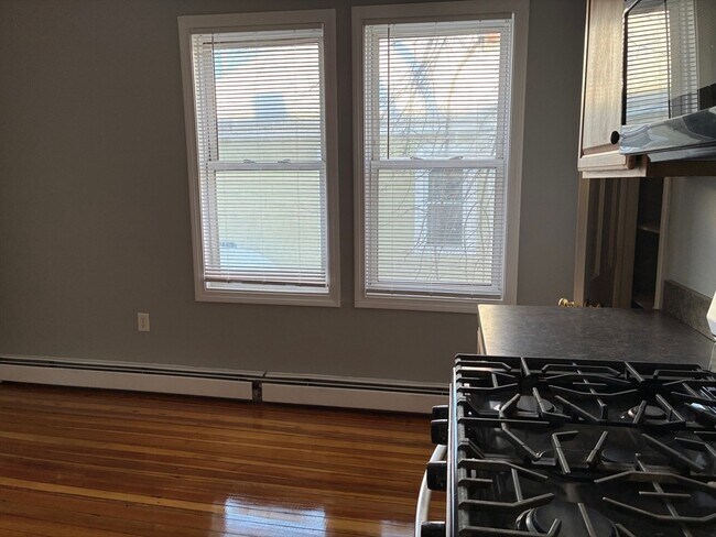 Building Photo - 129 S Elm St