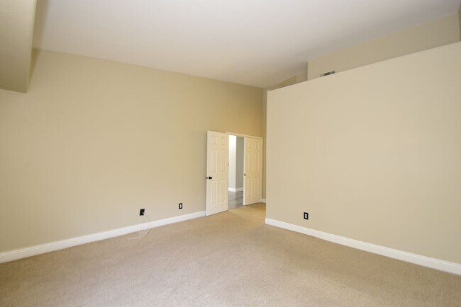 Building Photo - Live In The Heart Of Summerlin 2 Bed 2 Bat...