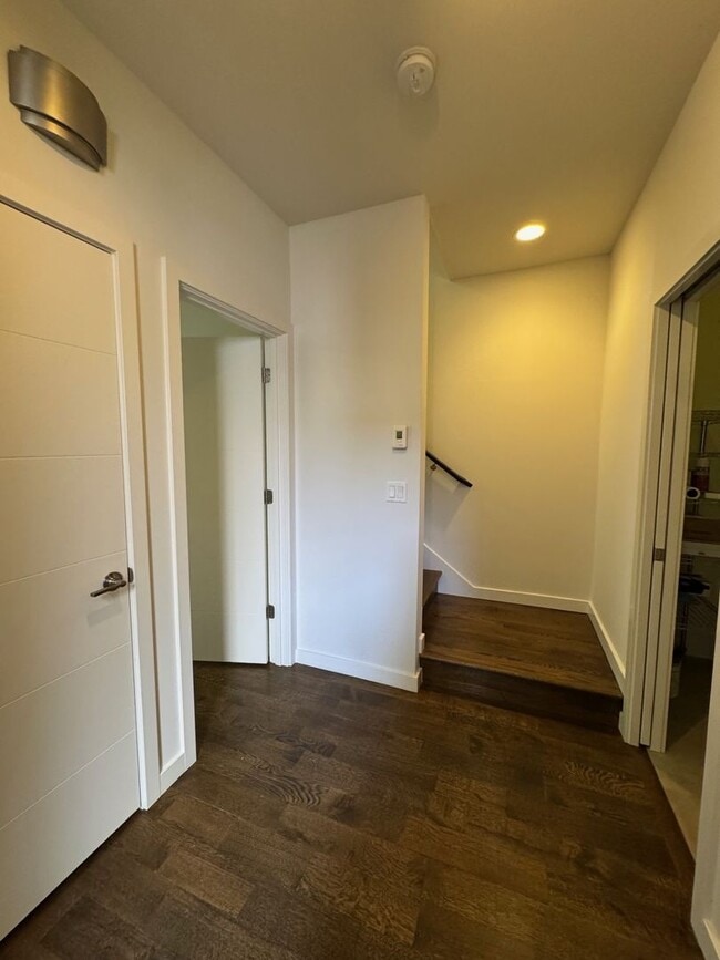 Building Photo - Modern 2 bed 2 bath townhome in Eastlake with panoramic view of Lake Union
