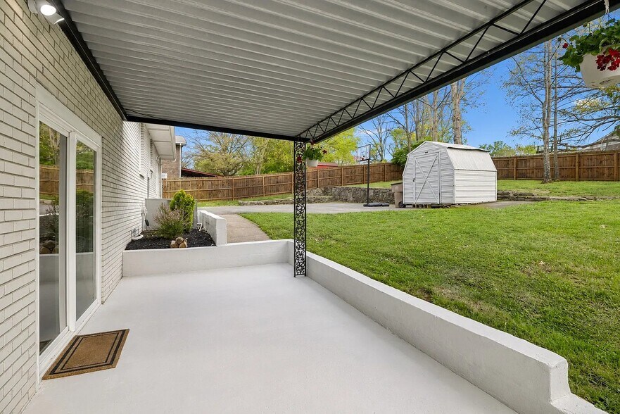 Building Photo - 517 Adamwood Dr