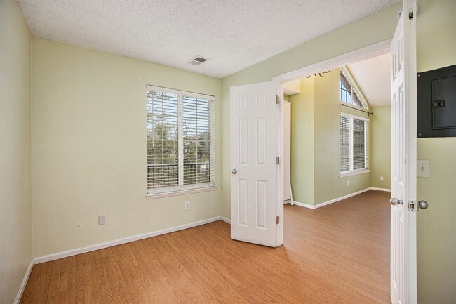 Building Photo - Great 2 Bedroom 1 Bathroom in Aurora!