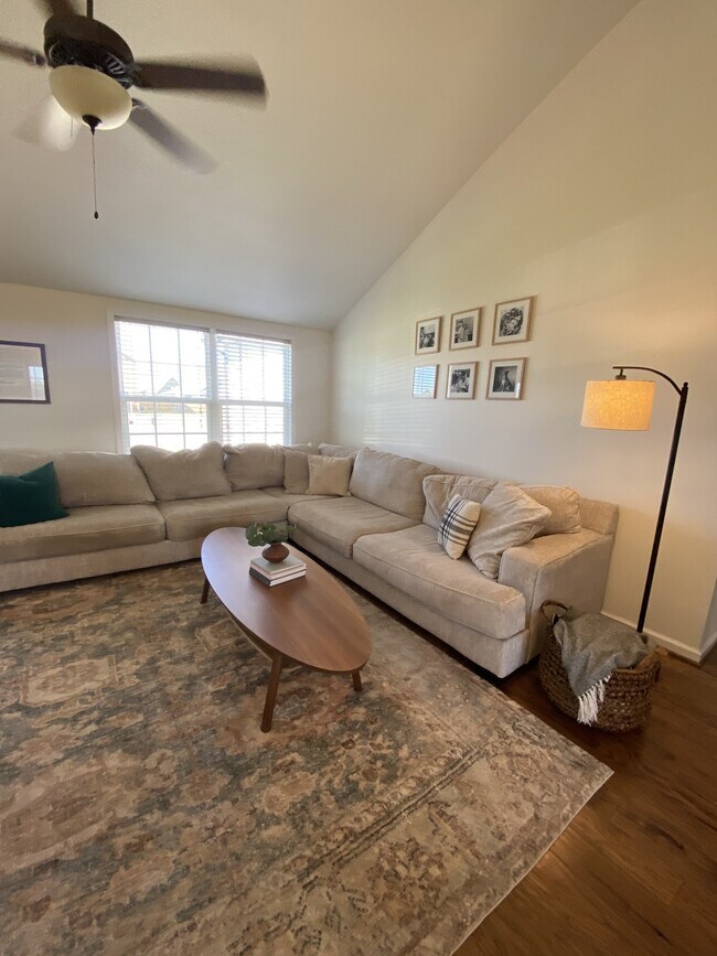 Building Photo - 1053 Castlerock Dr