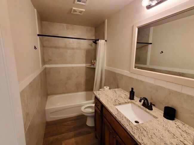 Building Photo - 37 W Thatcher St