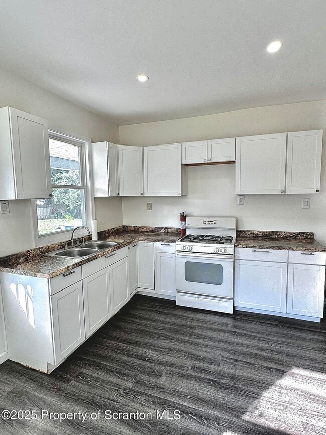 Building Photo - 266 Rutter Ave