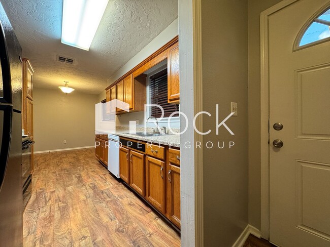 Building Photo - 3 Bedroom Home with Brand New Carpet *$300...