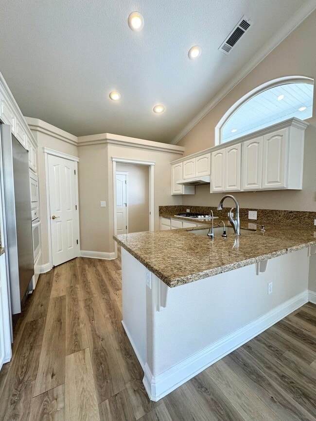 Building Photo - Relax and Enjoy Peaceful Lake Views!