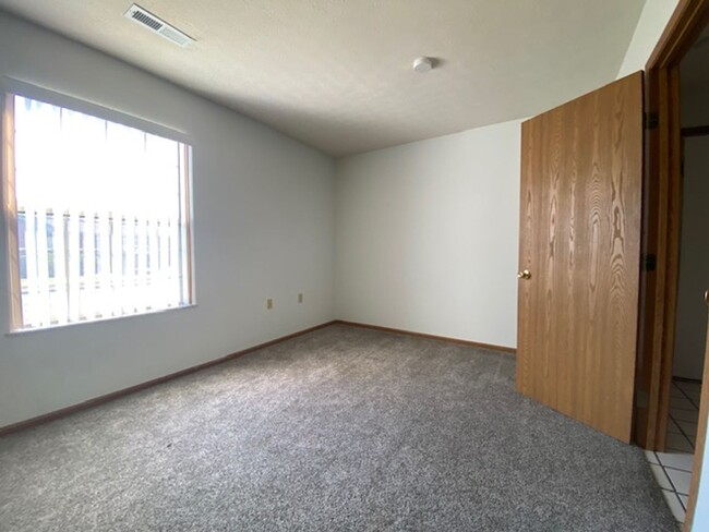 Building Photo - Two bedroom, Two Bath Condo in Springfield...