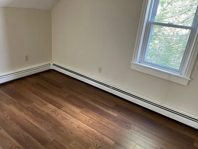 Building Photo - 975 S Main St