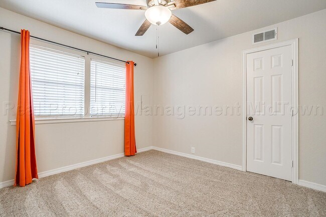 Building Photo - 1813 Thomas Pl