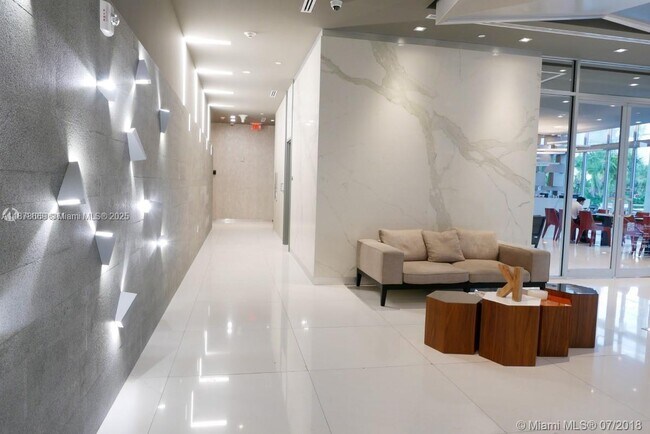 Building Photo - 9940 W Bay Harbor Dr