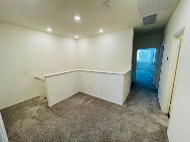 Building Photo - 30316 Town Square Dr