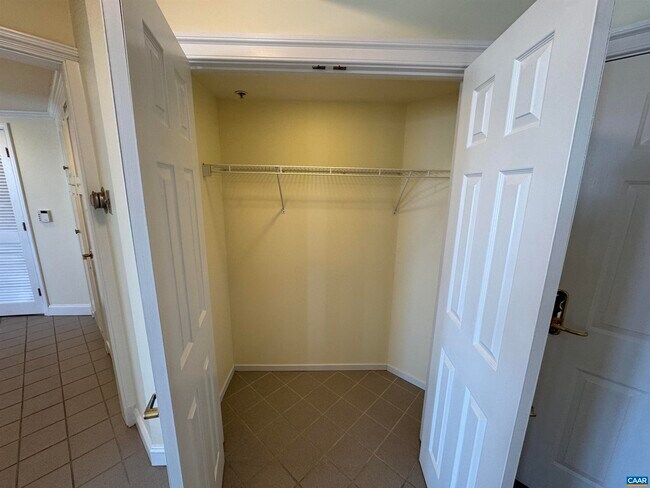 Building Photo - 500 Crestwood Dr