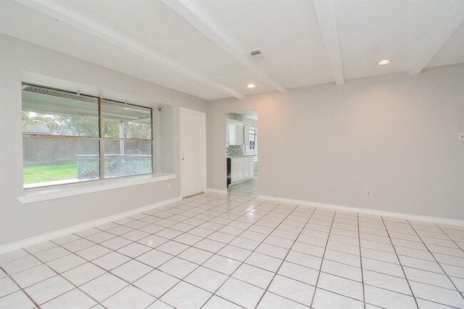 Building Photo - 9334 Golden Wood Ln